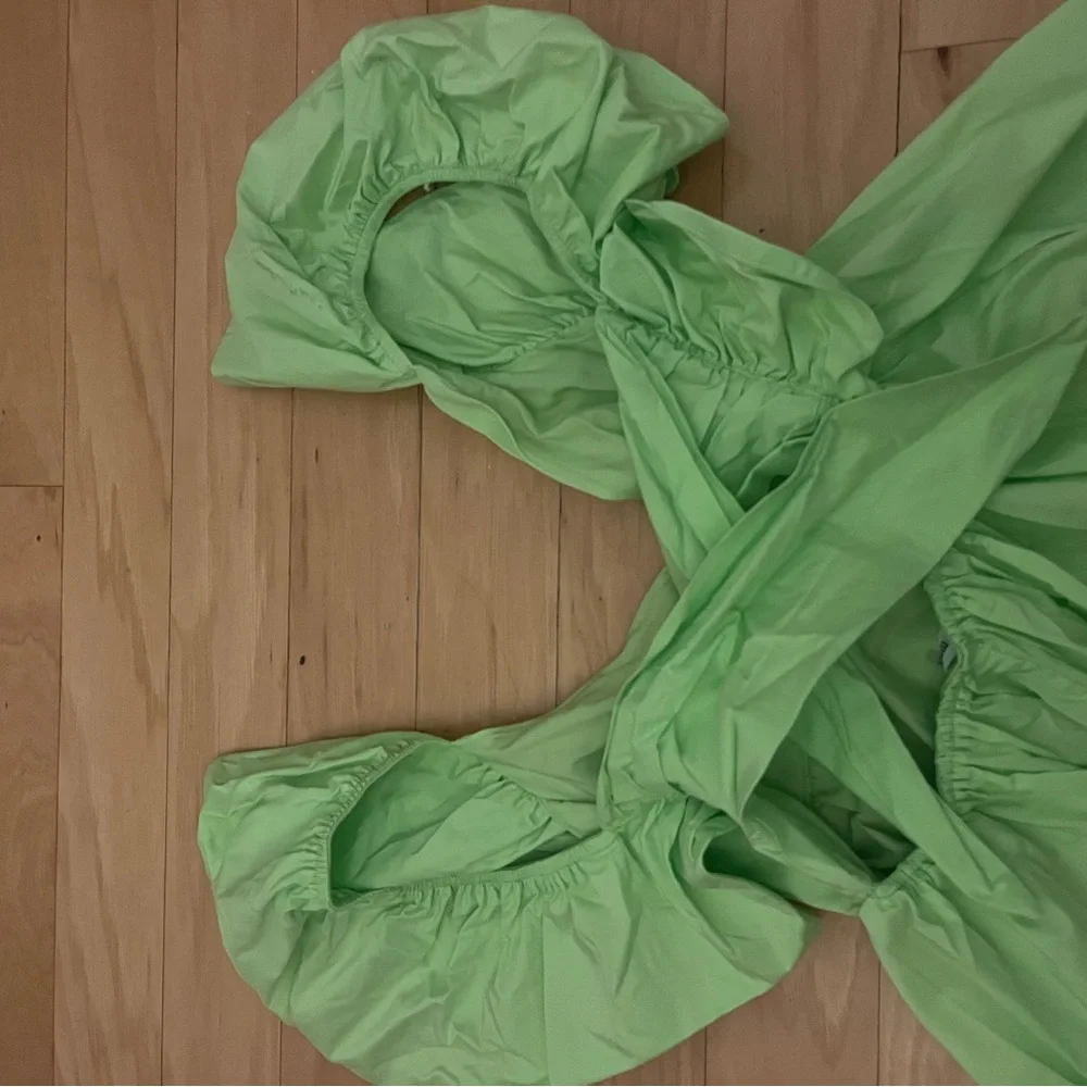 Vibrant Green Dress with Puff Sleeves - Picture 4 of 4
